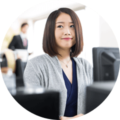 デスクワーク中の女性