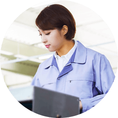 作業服を着て勤務中の女性