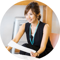 書類を持って会話をしている女性